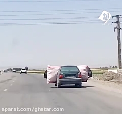 حمل عجیب بار توسط پراید با درهای باز وسط جاده