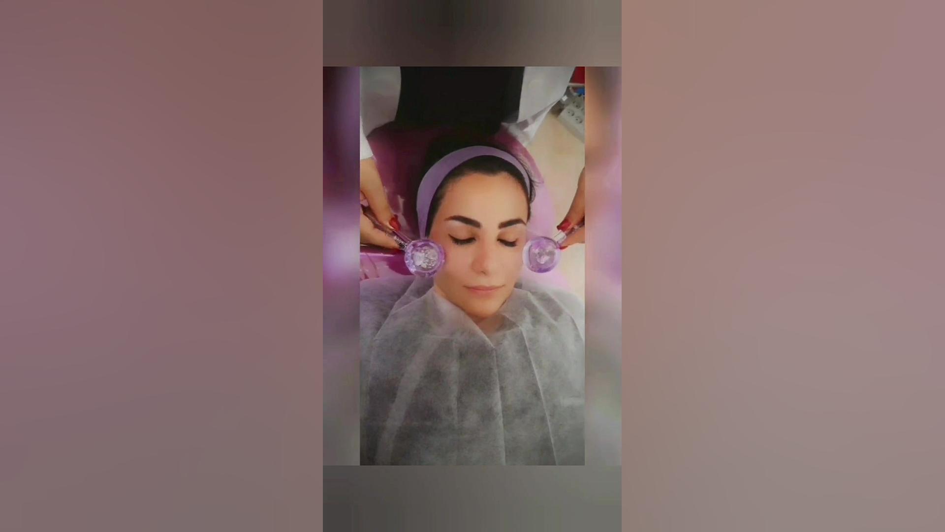ماساژ صورت با گوی یخ در کلینیک پوست امیدوار ایوانبرادین
