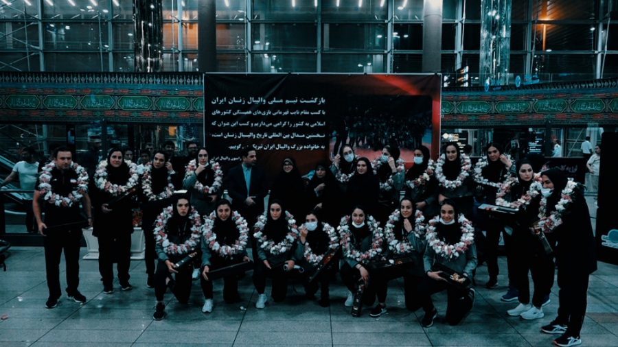 بازگشت طلسم شکنان به وطن