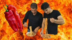 خوردن اسپاگتی با سس تند اتشین