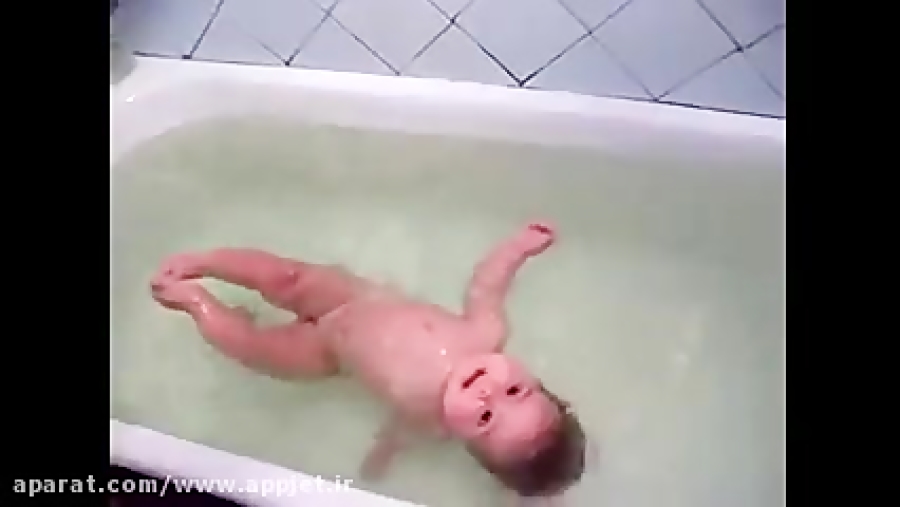 Парень в ванне купается