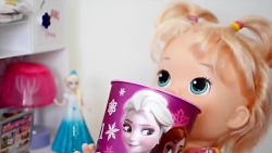 سارا عروسک بچه من زنده با لباس یخ زده آنا سرگرم می شود!