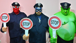 ابر قهرمانان در نقش پلیس ، مرد...