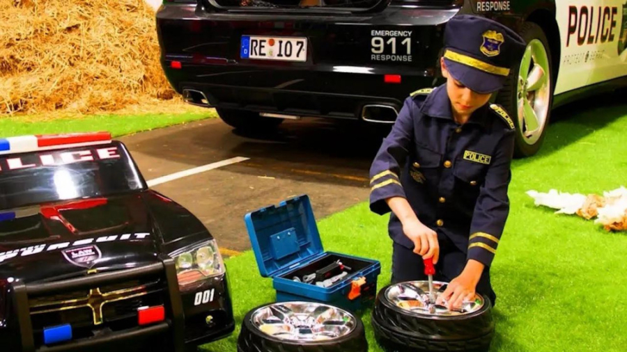 بچه هایی که لباس آتش نشان ها ر...