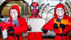 نبرد مرد عنکبوتی برای چمدان پر...