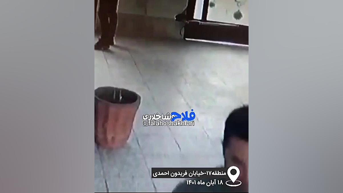 سرقت موتورسیکلت در روز روشن جلوی‌چشم‌ساکنین‌آپارتمان‌در فلاح زمان54ثانیه