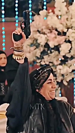 پیر زن اسلحه باز
