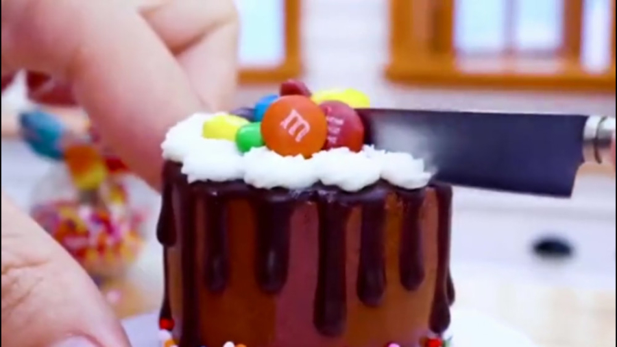 آشپزی مینیاتوری طرز تهیه کیک شکلاتی همراه با اسمارتیز زمان274ثانیه