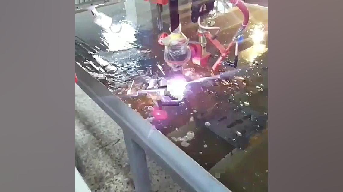 دستگاه برش CNC هواگاز و پلاسما احمدرضا عابدزاده
