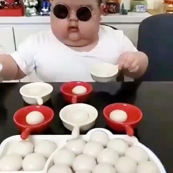 من فقط دوست دارم لپاشو بخورم