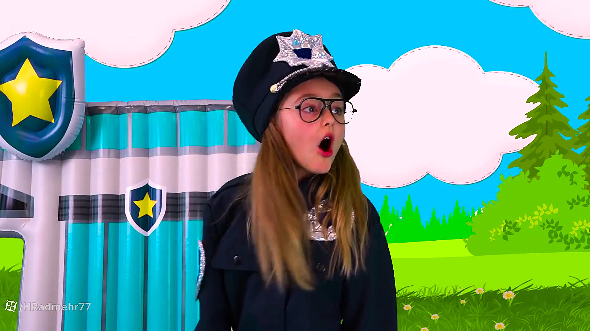 کارتون انگلیسی Sasha plays as Cop Police and Max go to Jail Playhouse Toy زمان637ثانیه