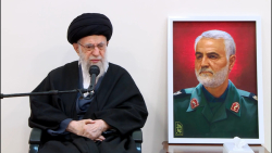 بیانات رهبر انقلاب در دیدار خانواده و اعضای ستاد بزرگداشت سردار سلیمانی بیانات رهبر انقلاب در دیدار خانواده و اعضای ستاد بزرگداشت سردار سلیمانی