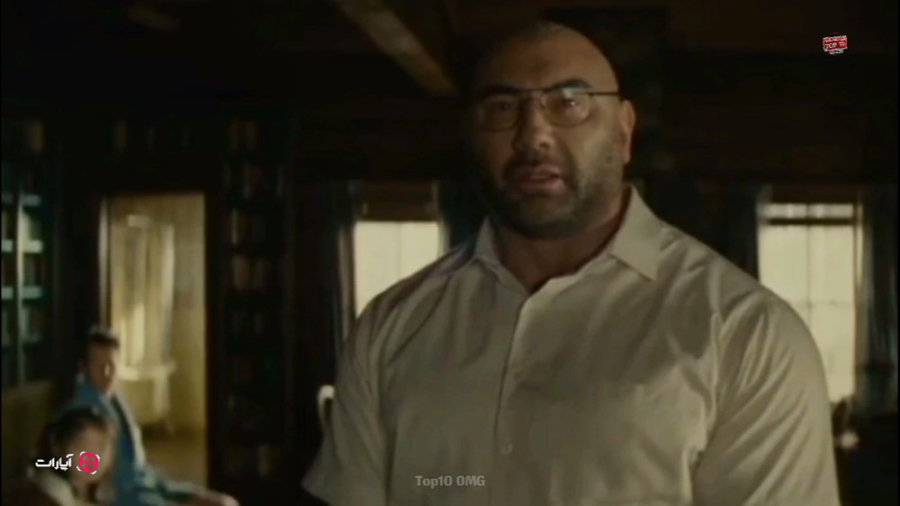 معرفی فیلم ترسناک ضربه در کابین 2023 | knock at the cabin زمان94ثانیه