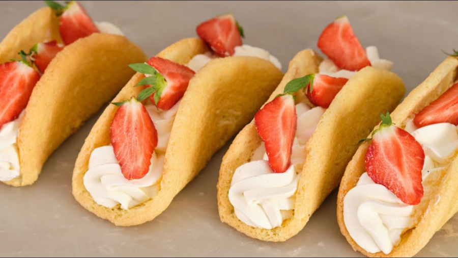 طرز تهیه رولت خامه ای خوشمزه توت فرنگی :: شیرینی های خامه ای