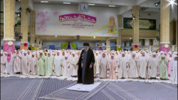 اقامه نماز جماعت عشا به امامت رهبر انقلاب در مراسم جشن تکلیف دختران دانش آموز اقامه نماز جماعت عشا به امامت رهبر انقلاب در مراسم جشن تکلیف دختران دانش آموز