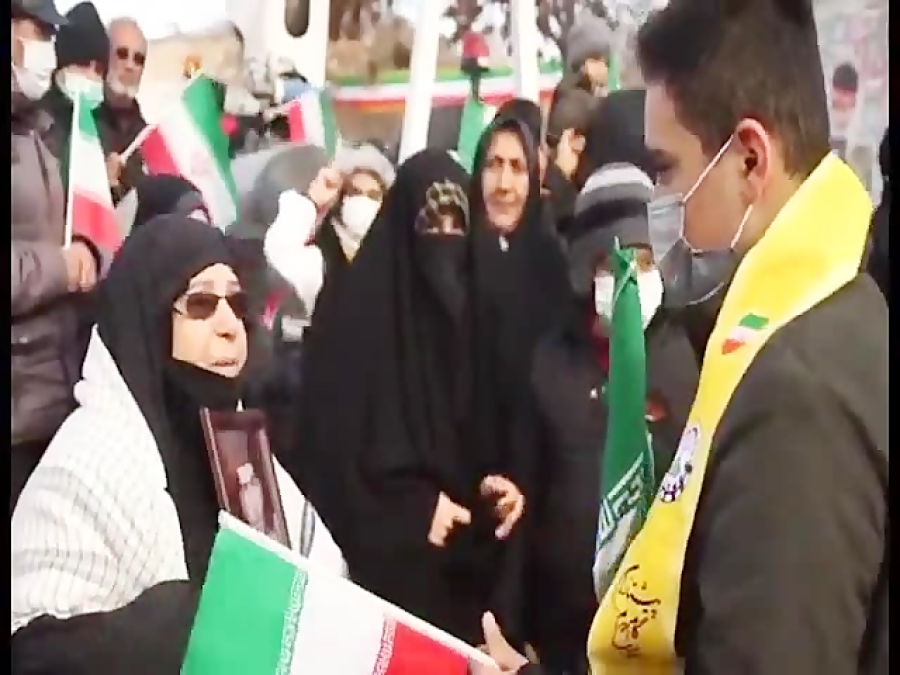 مادر شهیدی که در ۲۲ بهمن میدان داری می کرد و دهه هشتادی را حسابی متاثر کرد