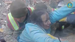 زلزله ترکیه نجات خانمی از زیر...
