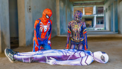 مبارزه دلقک ها و مرد عنکبوتی د...