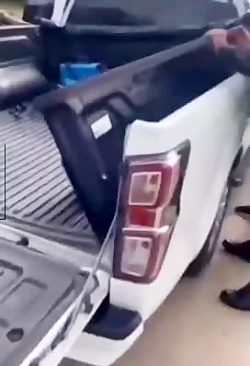 جاساز باور نکردنی چندین مهاجر در وانت جاساز باور نکردنی چندین مهاجر در وانت