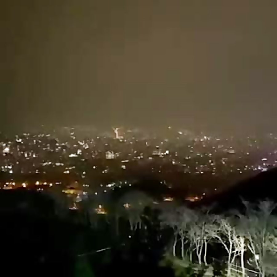 چهارشنبه سوری از نمای توچال: تهران در وضعيت جنگى! (فيلم) زمان15ثانیه