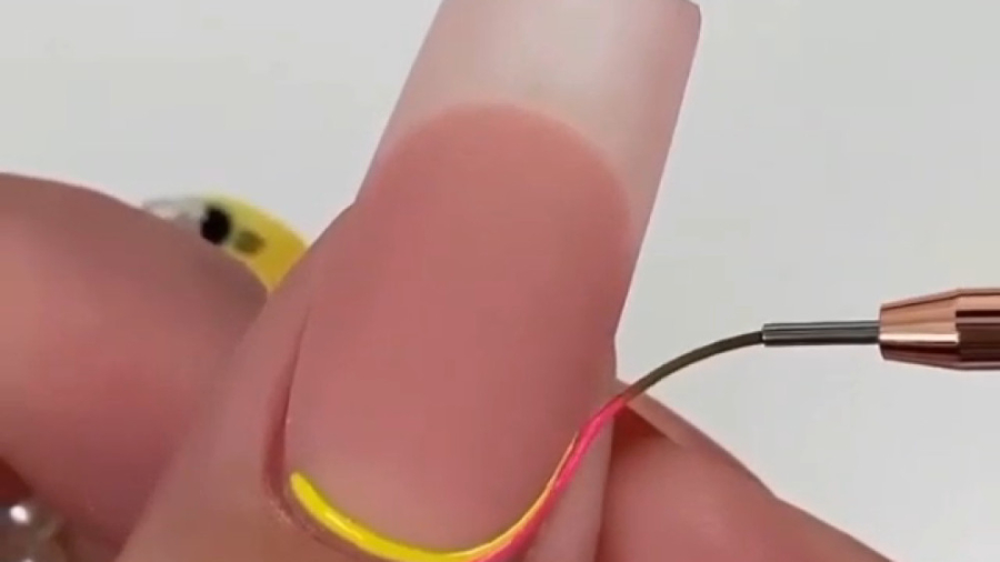 طراحی ناخن؟!⁦(づ｡◕‿‿◕｡)づ⁩ رنگین کمانی؟⁦(☉｡☉)!⁩چقدر گوگولیه ⁦(◕દ◕)⁩