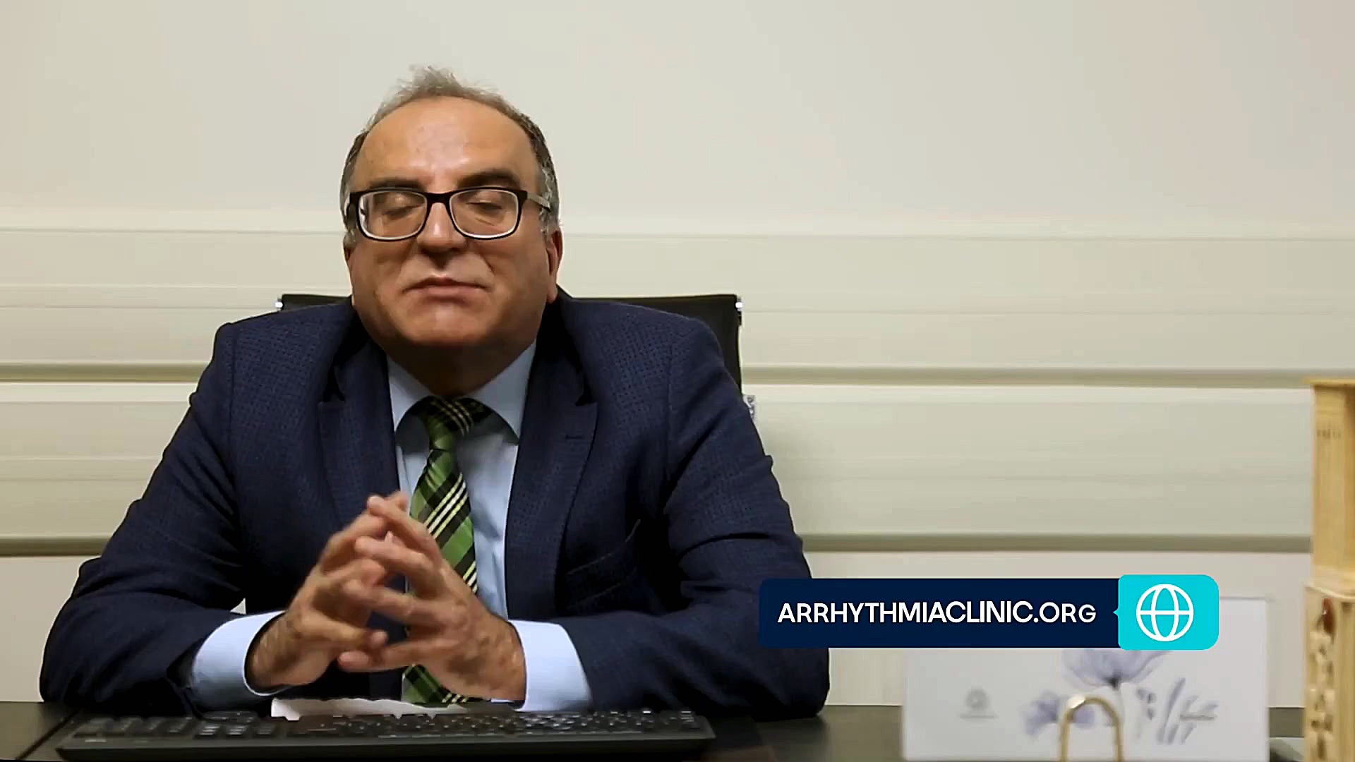 شوک دادن با دستگاه دفیبریلاتور پاکسازی پوست