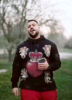  من از نبود دیگران ناراحت نیست...