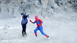 نبرد تن به تن اسپایدر من ونوم...