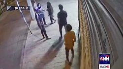 فیلمحمله به شهروند سبزواری به خاطر کمک به دو دختر جوان فیلمحمله به شهروند سبزواری به خاطر کمک به دو دختر جوان