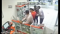 دزدی مرد سیاهپوست از مغازه فرو...