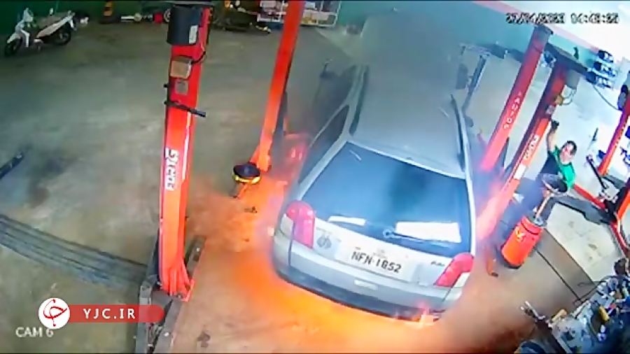 سرایت آتش به یک خودرو در تعمیرگاه