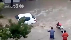نجات دلهره آور خانم زنجانی در سیل دیروز نجات دلهره آور خانم زنجانی در سیل دیروز