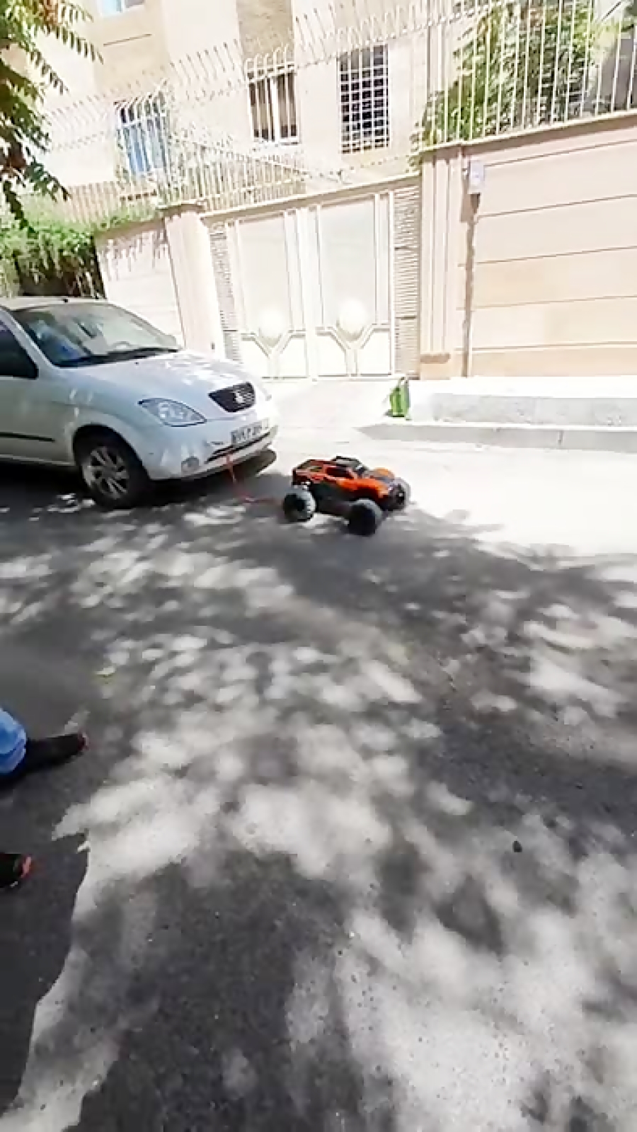 نبرد یک ماشین کنترلی با یک تیب...