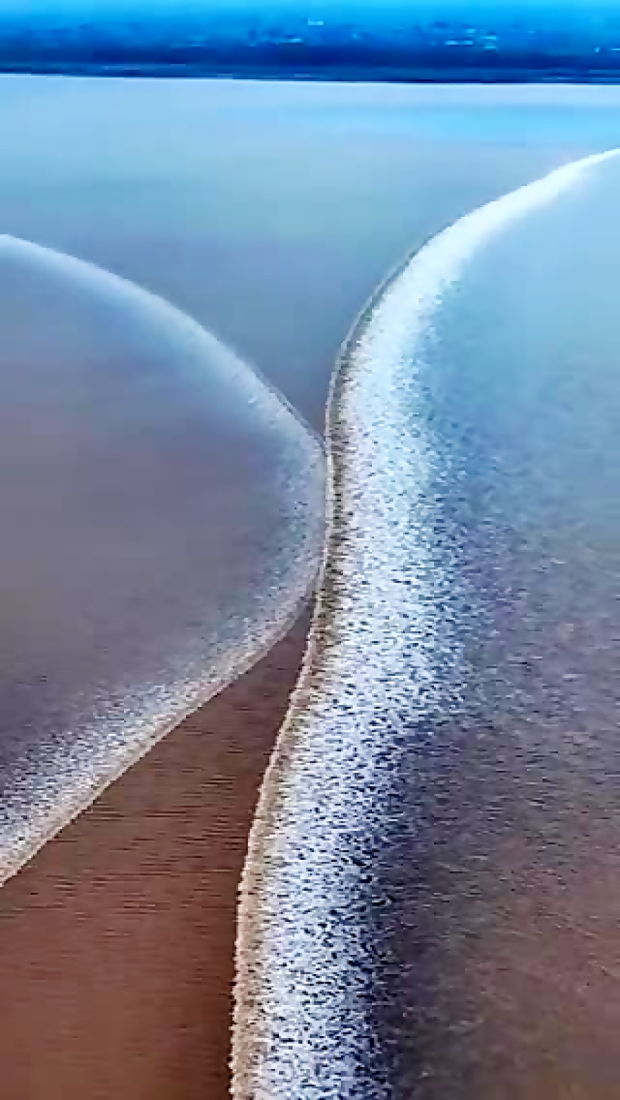 تداخل زیبای دو موج دریا