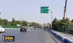سقوط پایه پرچم بر روی خودرو در اصفهان سقوط پایه پرچم بر روی خودرو در اصفهان