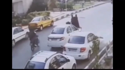 صحنه دلخراش کیف قاپی از یک زن در مشهد صحنه دلخراش کیف قاپی از یک زن در مشهد