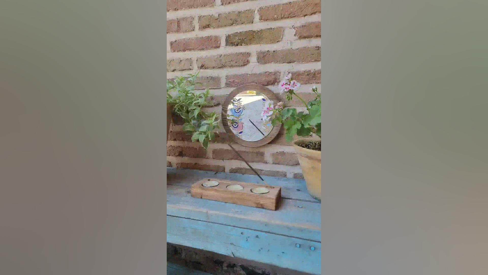 آینه ویترای با قاب چوبی گرد موجود در گالری هنری ماه منیر رجبی سنداکتیلی