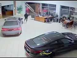 سرقت ۳ خودروی لوکس از داخل نمایشگاه در ۳۰ ثانیه سرقت ۳ خودروی لوکس از داخل نمایشگاه در ۳۰ ثانیه
