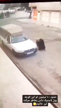 پاره کردن لاستیک های چند ماشین با چاقو توسط یک زن پاره کردن لاستیک های چند ماشین با چاقو توسط یک زن