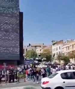 تجمع مردم مقابل هتل اسپیناس پالاس برای دیدن رونالدو تجمع مردم مقابل هتل اسپیناس پالاس برای دیدن رونالدو