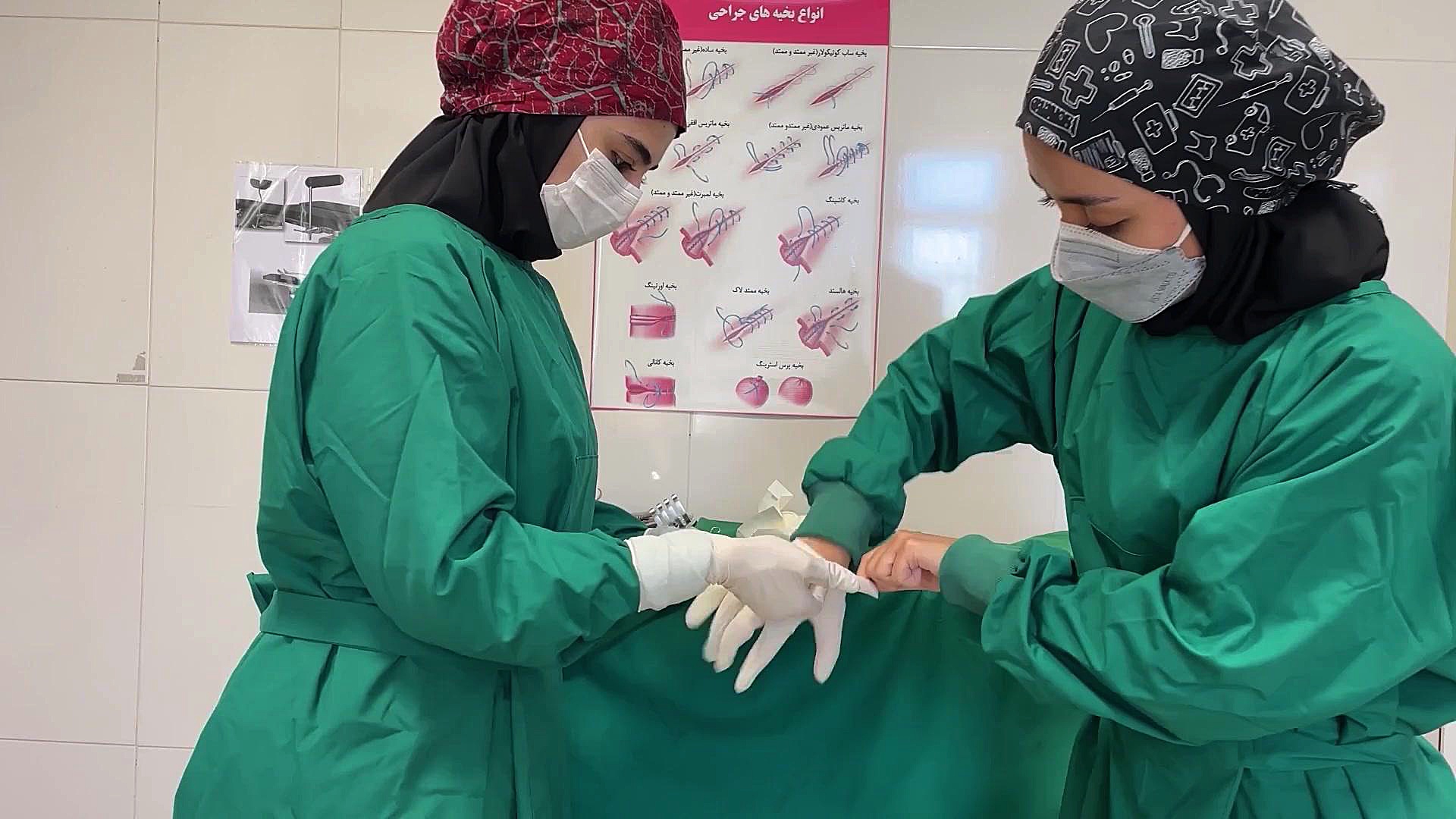 نحوه پوشاندن دستکش به جراح و تیم استریل جراحی بیماری هموگلوبین S