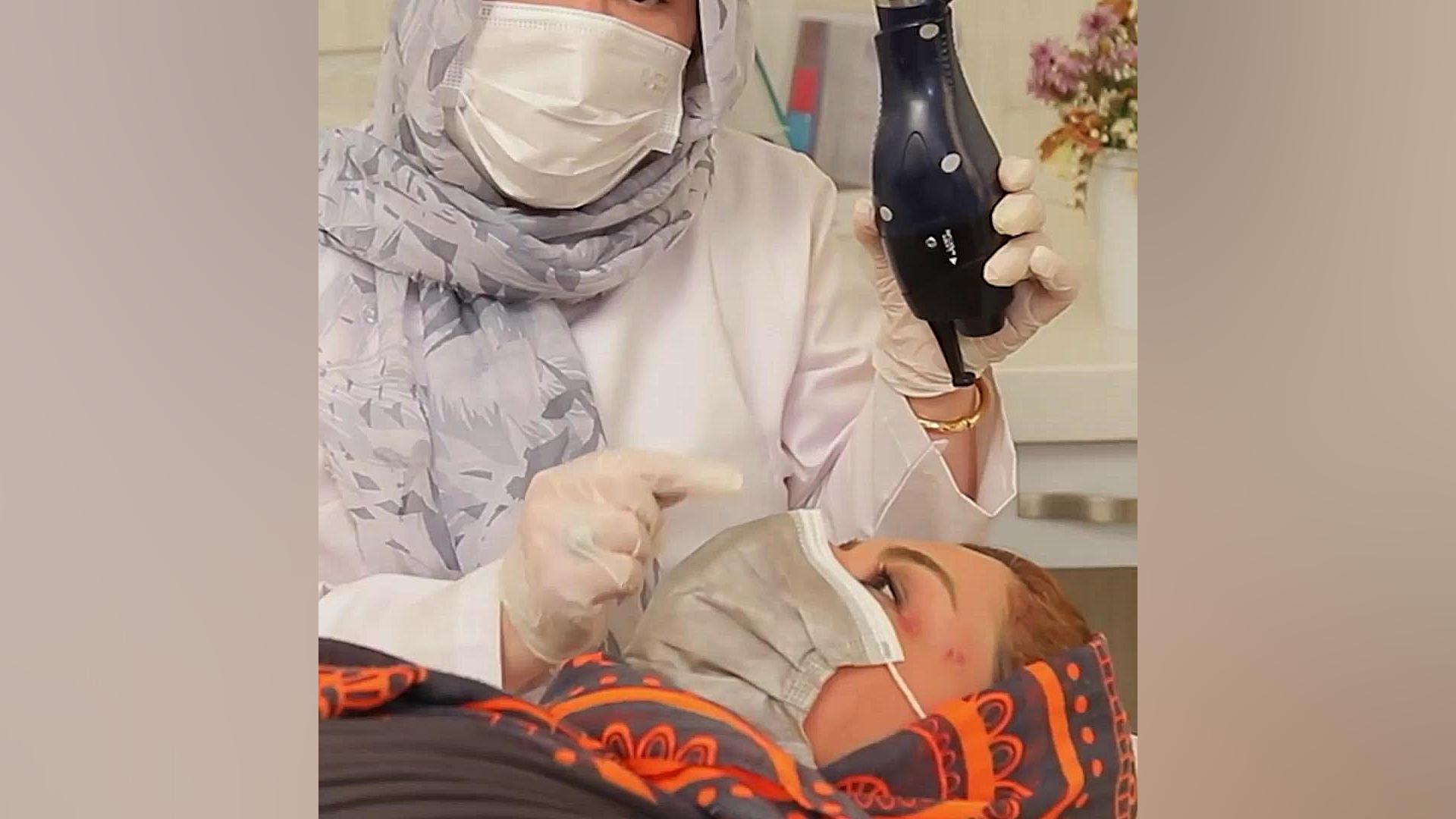 لیزر اسکین تگ های روی پلک و دور چشم دکتر ربابه غیبی