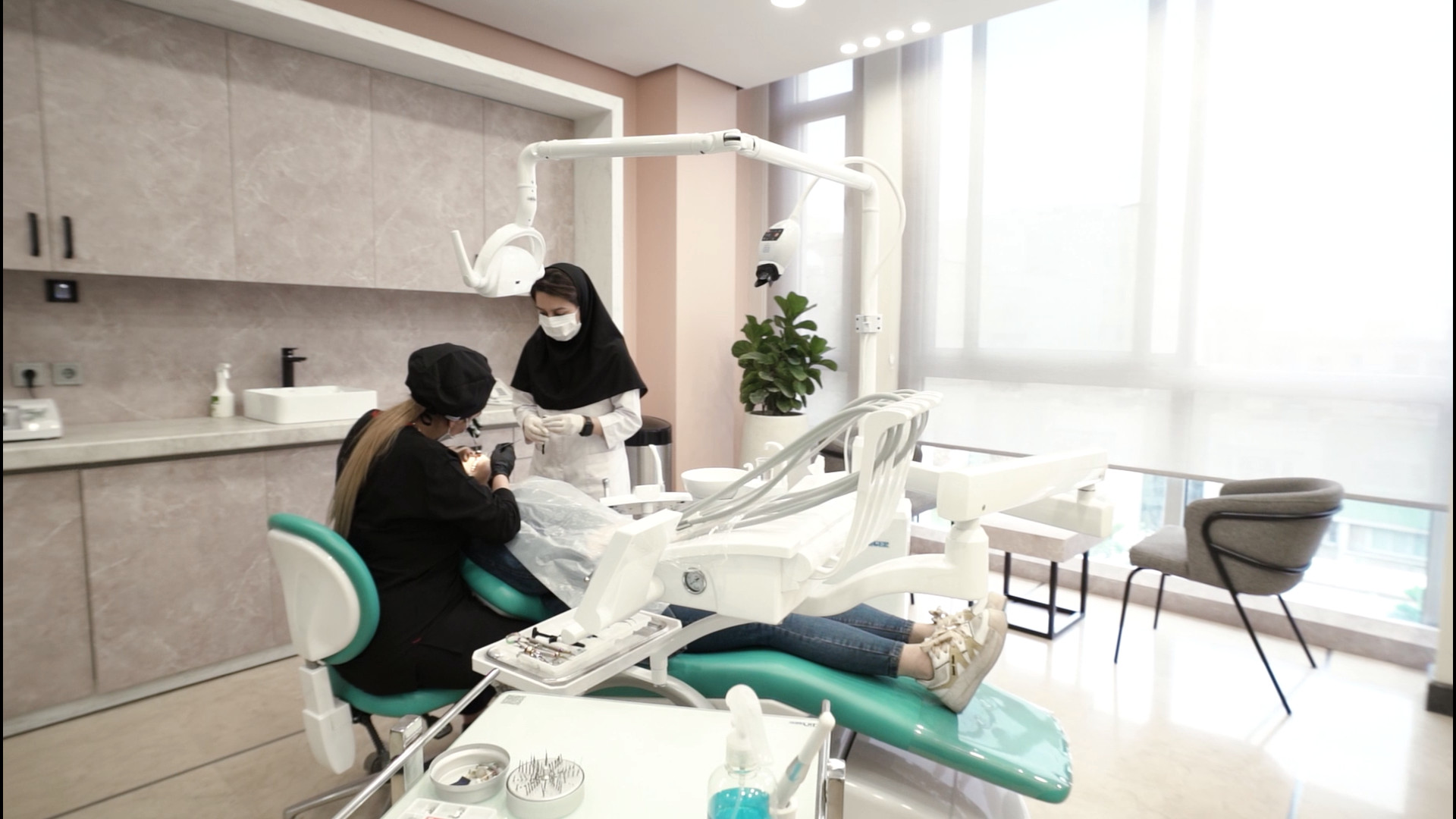 کلینیک تخصصی دندان مصنوعی مستر دندان پلی‌داکتیلی