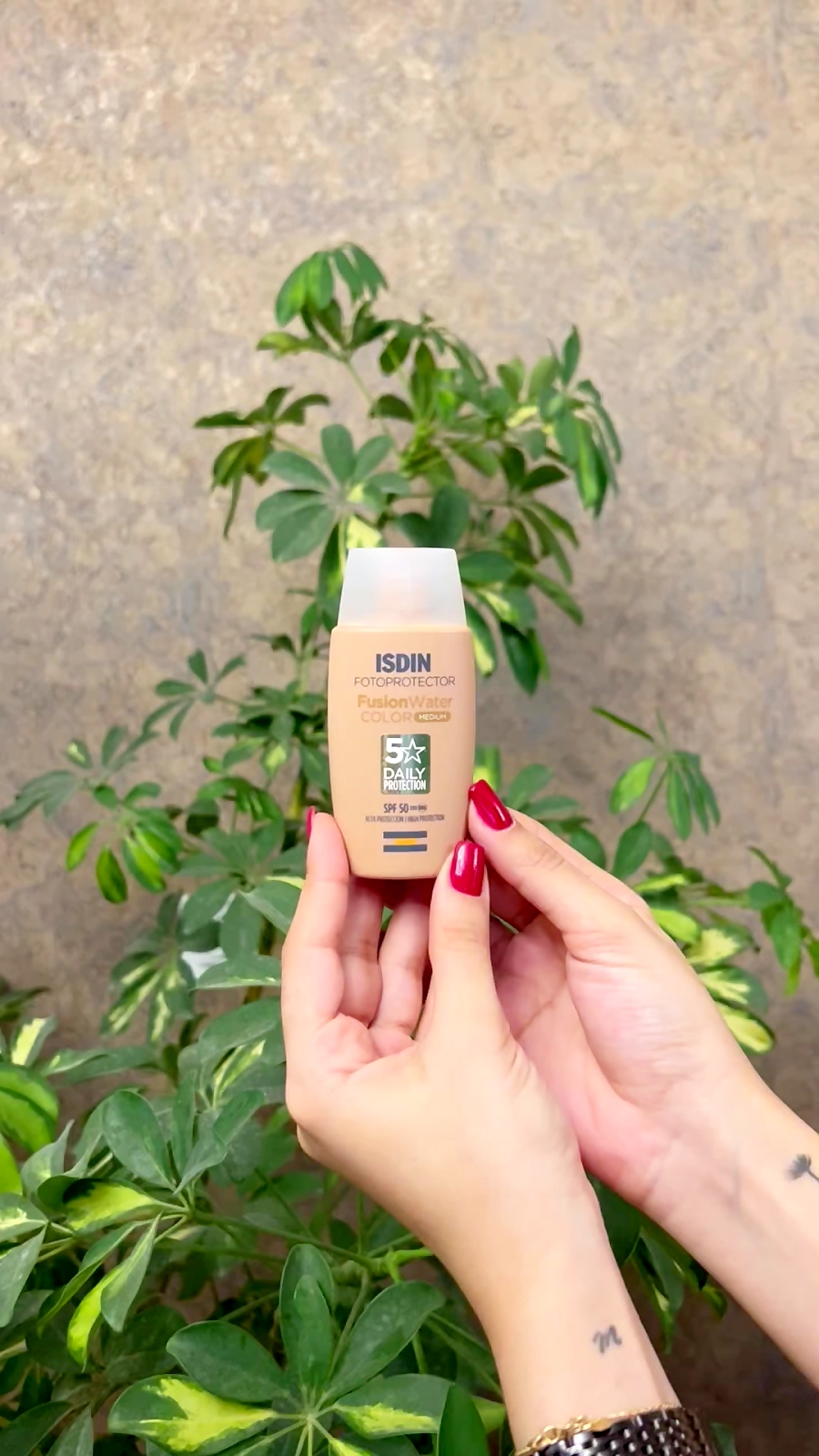 ضد آفتاب رنگی فیوژن واتر ایزدین SPF50 (تست رنگ مدیوم)