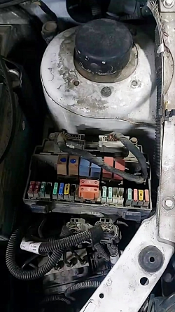 محل قرارداشتن رله وفیوز پمپ‌بنزین پژو۲۰۶ و پارس تیوفایو