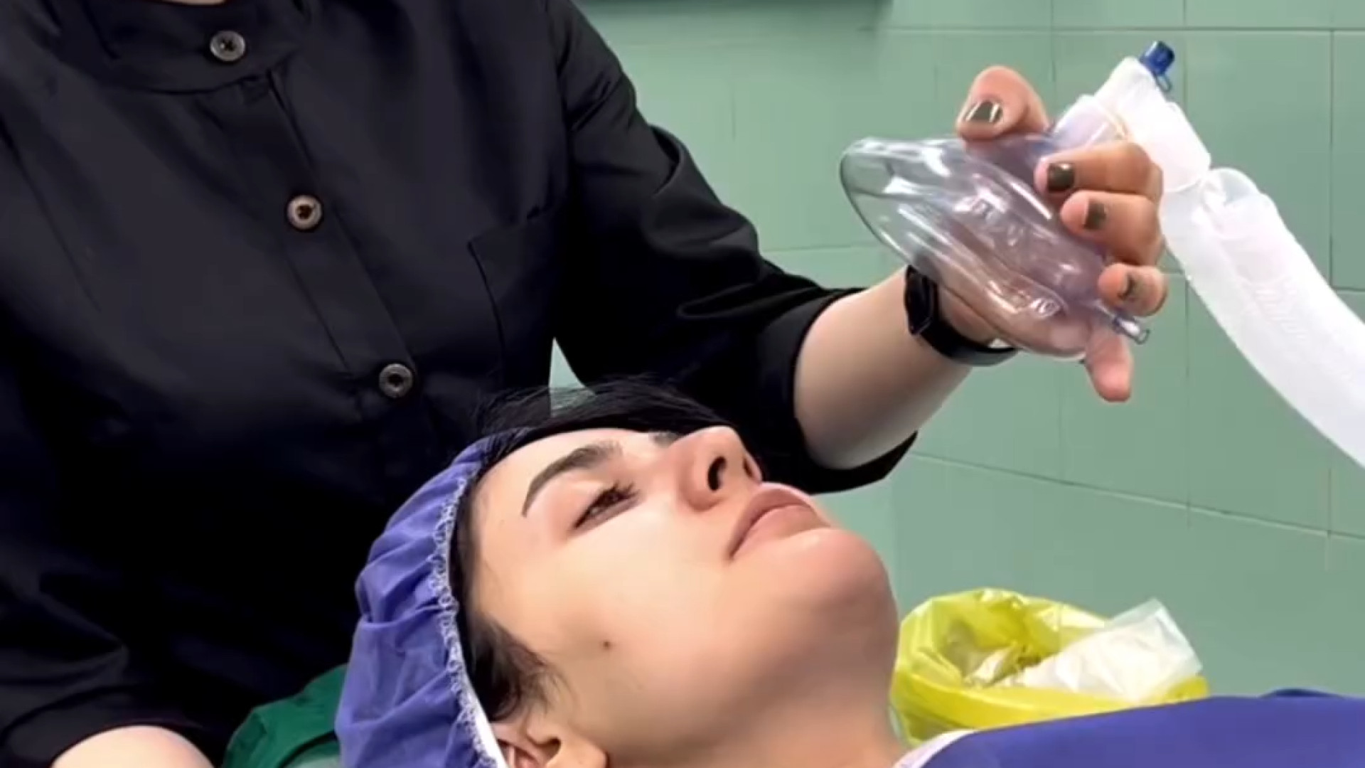 همه جراحی های بینی با کار بچه های بیهوشی شروع و تمام میشه دکتر علی شفیعی رونیزی | بهترین جراح بینی تهران