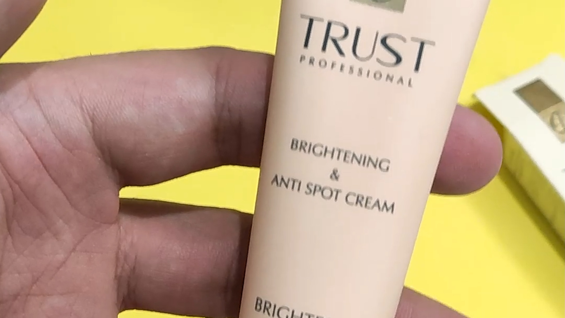 کرم روشن کننده و ضد لک تراست کلینیک دندانپزشکی