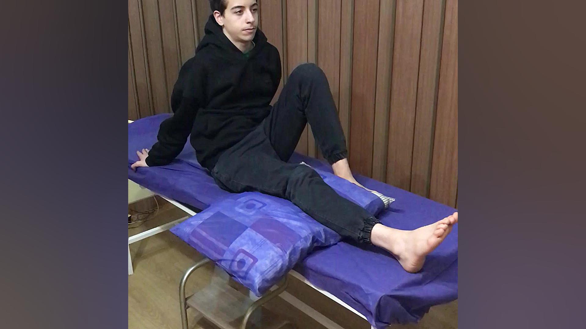 تمرین فیزیوتراپی شماره ۱۸ فشردن زانو روی بالشت کاشت مو