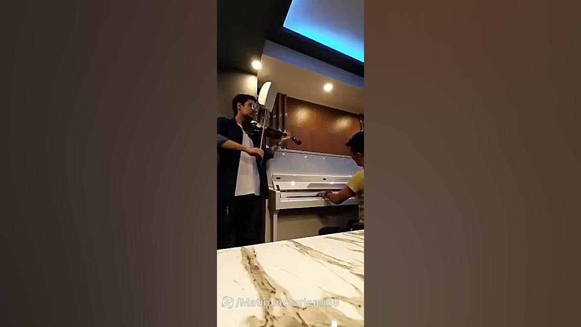An amazing piano store and a wonderful violin player زمان216ثانیه