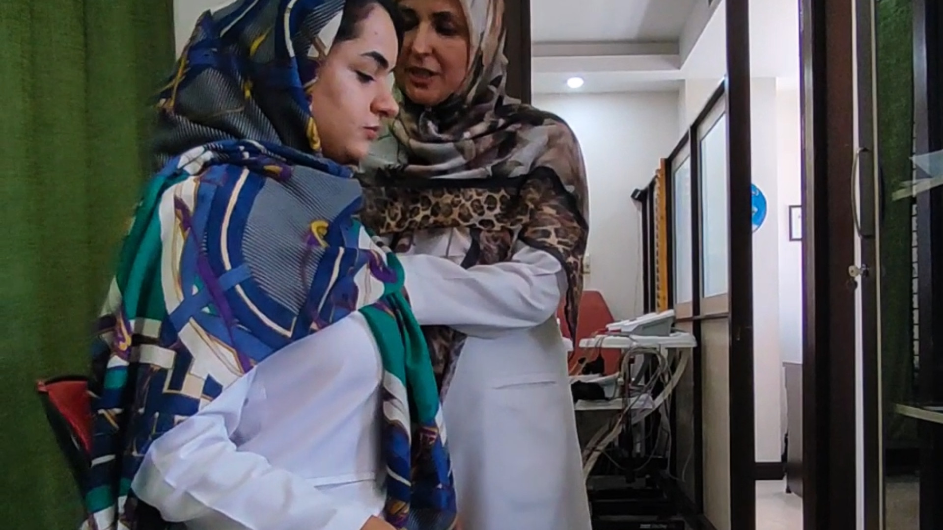 نحوه نشستن برای جلوگیری از کمردرد دکتر مریم ضیایی فر